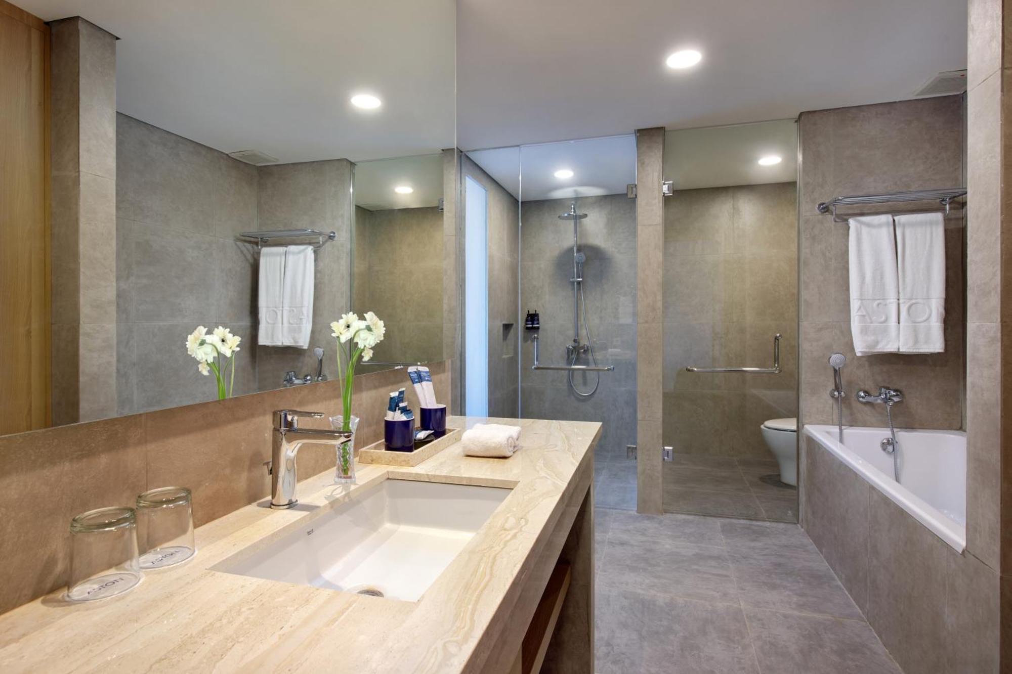 Aston Palu Hotel & Conference Center Luaran gambar