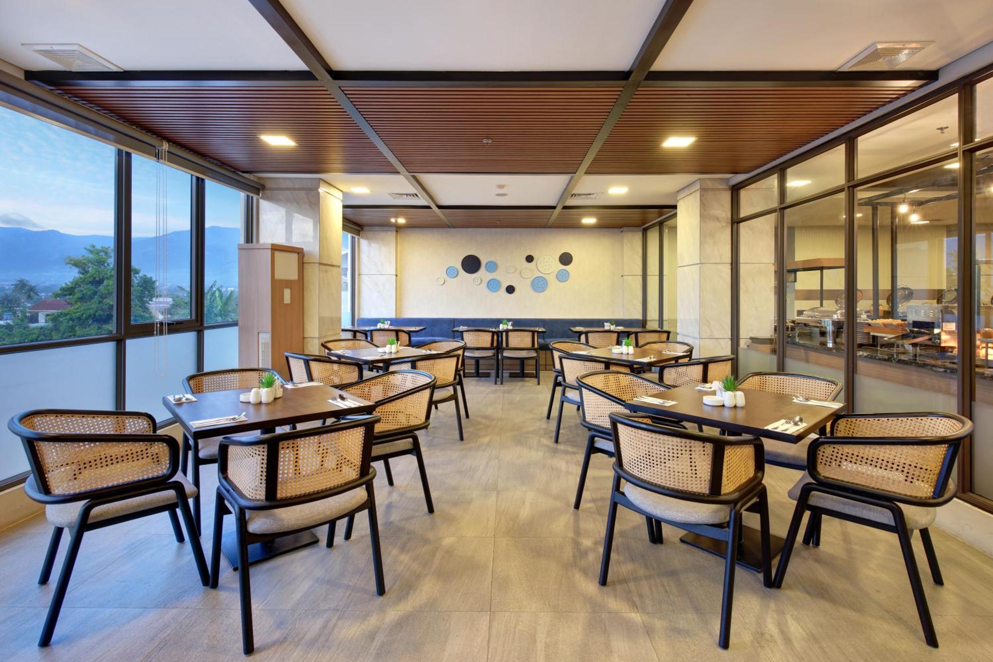 Aston Palu Hotel & Conference Center Luaran gambar